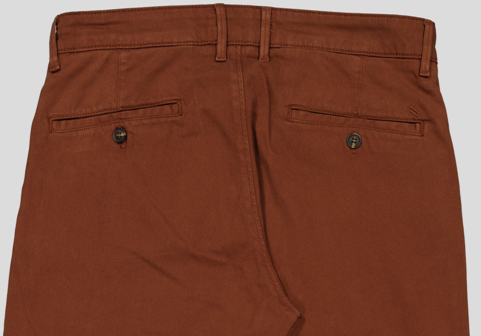 pantalon dos det1 PANTALON CHINO POCHES ITALIENNES AVEC PINCES DEVANT – Image 5