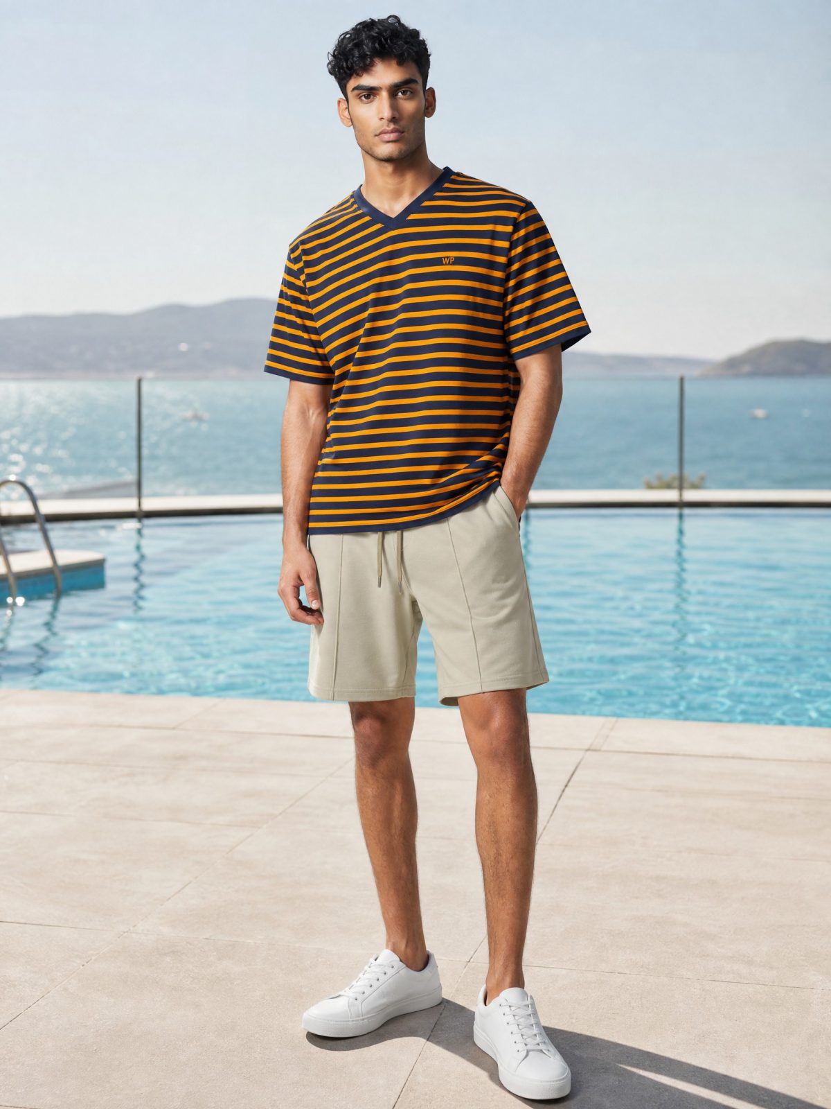 TSHSK003_WP+2_WP (Modèle Virtuel) TSHIRT HOMME COL V EN JERSEY RAYE 100 % COTON – Image 2