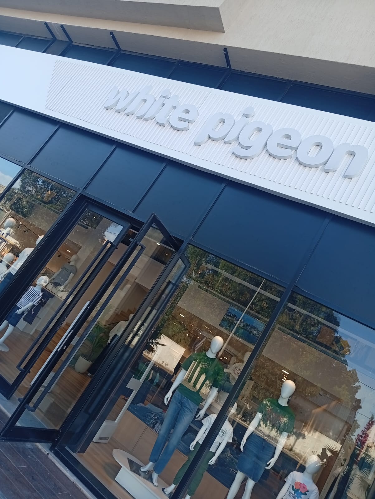 Boutique White Pigeon 1