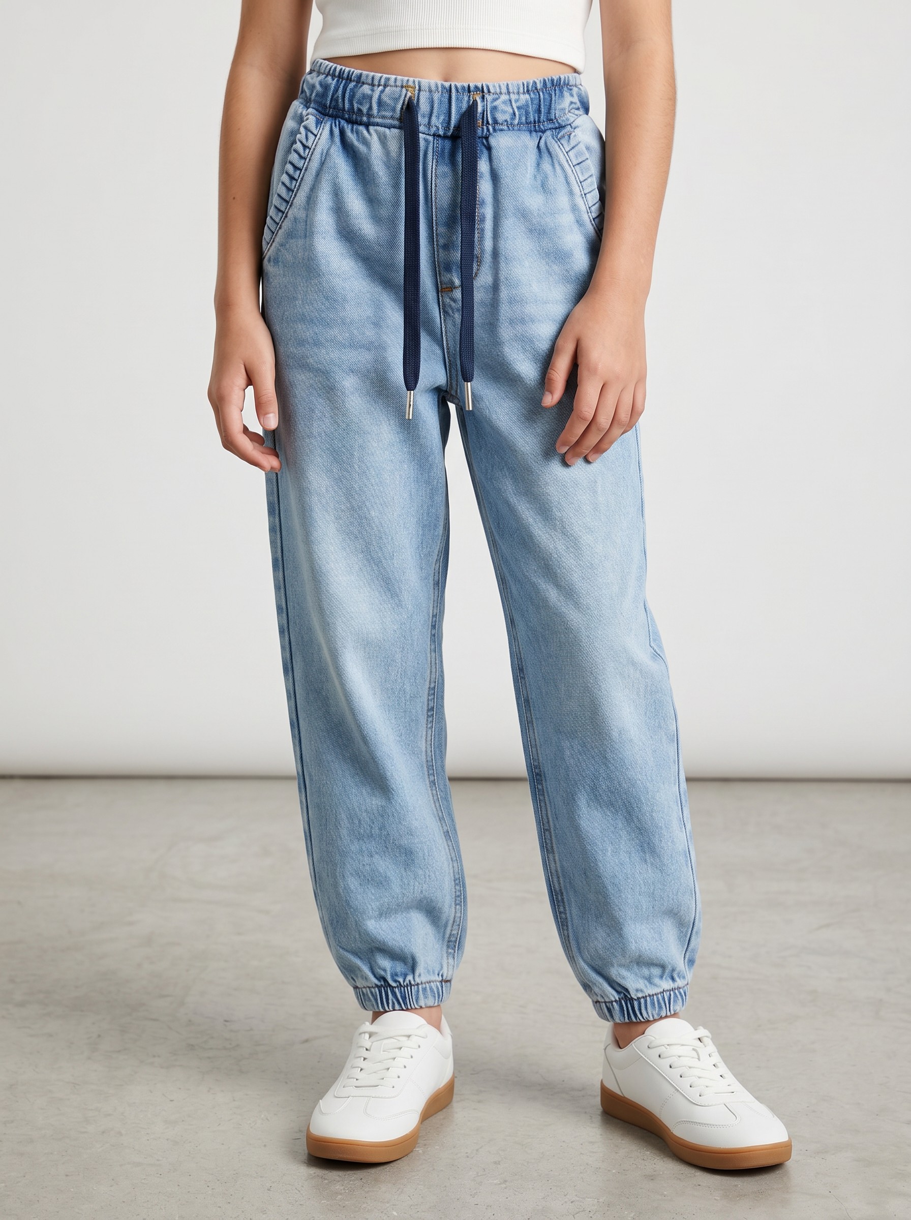 fillette (Modèle Virtuel) (1) JEAN JOGGER FILLETTE STONE WASH ÉLASTIQUE ET CORDON 100% COTON – Image 1