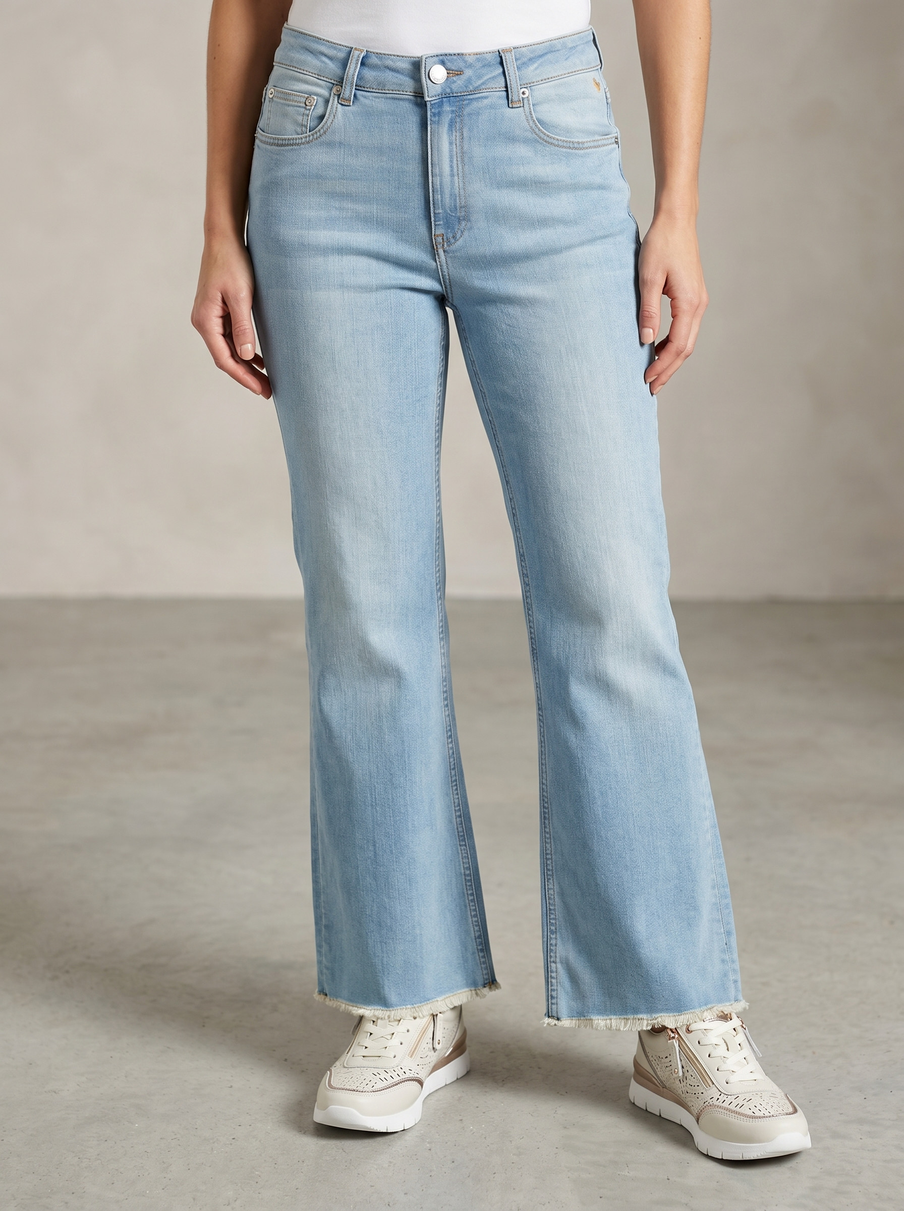 we_are_gonna_do_some_202605081143 PANTALON JEANS FLARE FIT – Image 1