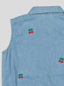 Chemise sans manches en jean brodée cerises