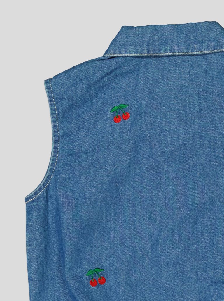 Chemise sans manches en jean brodée cerises