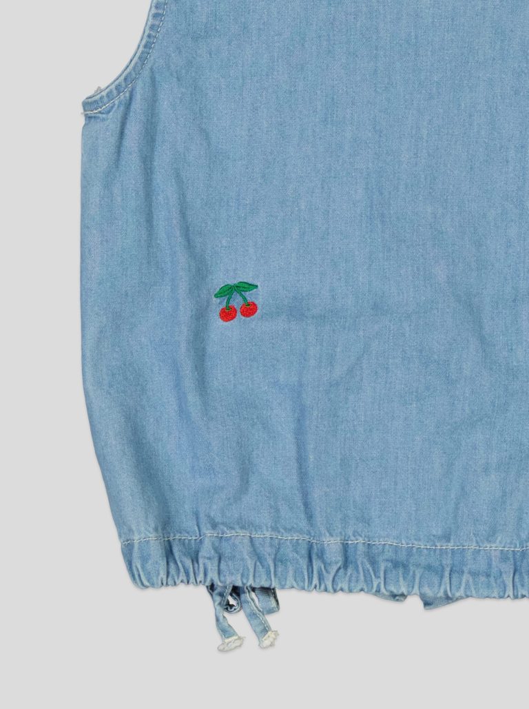 Chemise sans manches en jean brodée cerises
