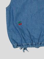 Chemise sans manches en jean brodée cerises – Image 12