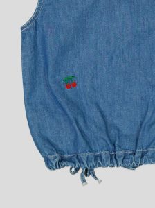 Chemise sans manches en jean brodée cerises