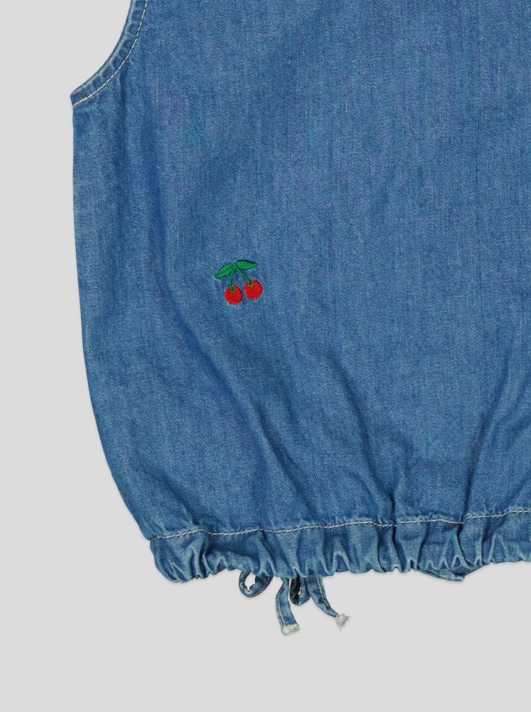 Chemise sans manches en jean brodée cerises