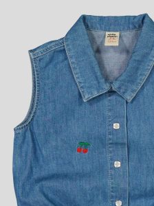 Chemise sans manches en jean brodée cerises