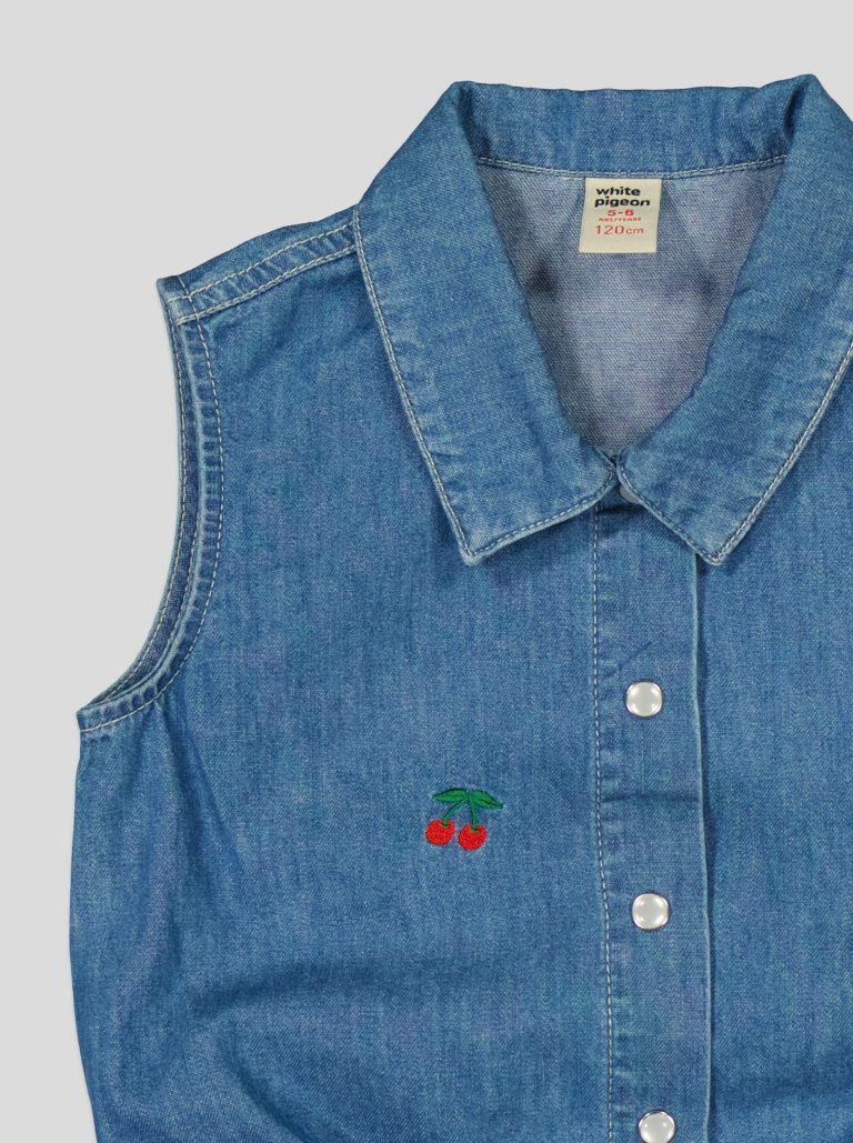 Chemise sans manches en jean brodée cerises