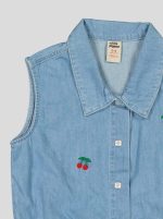 Chemise sans manches en jean brodée cerises – Image 3