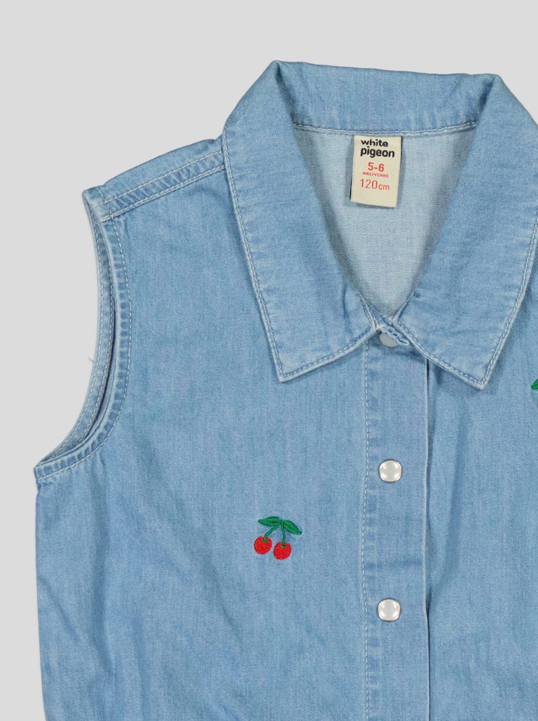 Chemise sans manches en jean brodée cerises