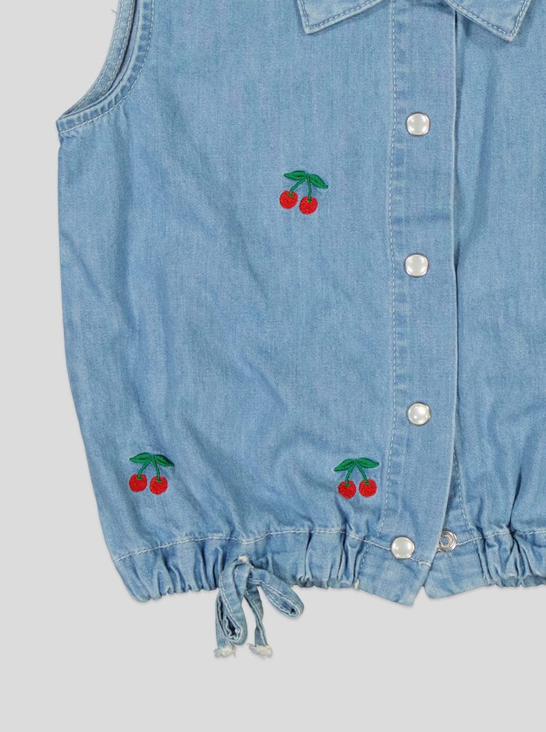 Chemise sans manches en jean brodée cerises