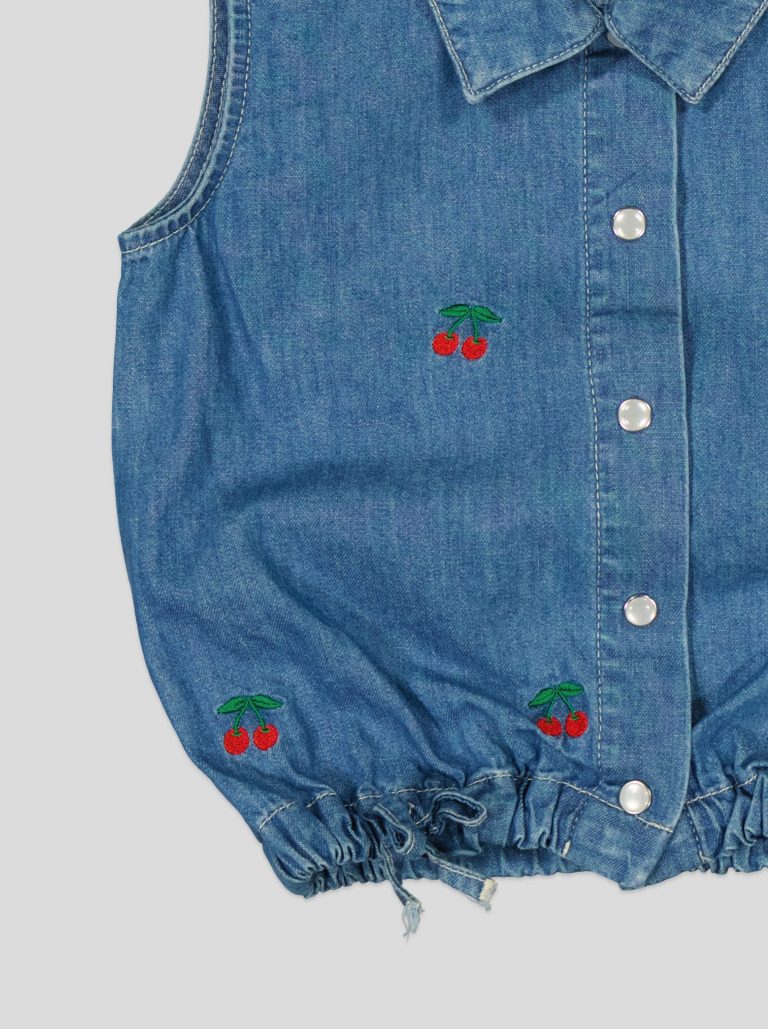 Chemise sans manches en jean brodée cerises
