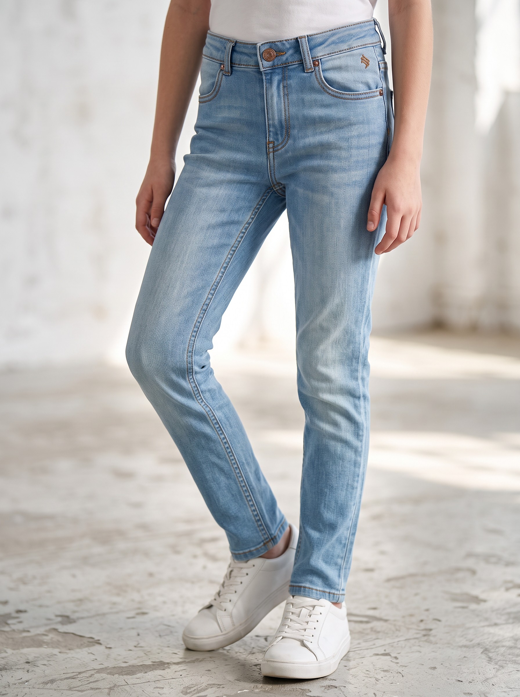 WPJF0049_SARTEX_WP (Mannequins IA) (1) Jean skinny Fillette – Image 1