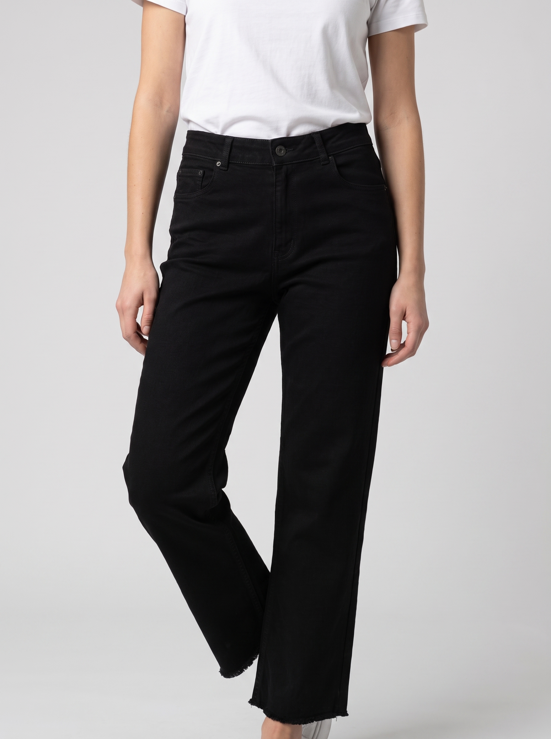 Woman_wearing_black_jeans_2K_202608101208 Jean droit taille haute bas brut – Image 1