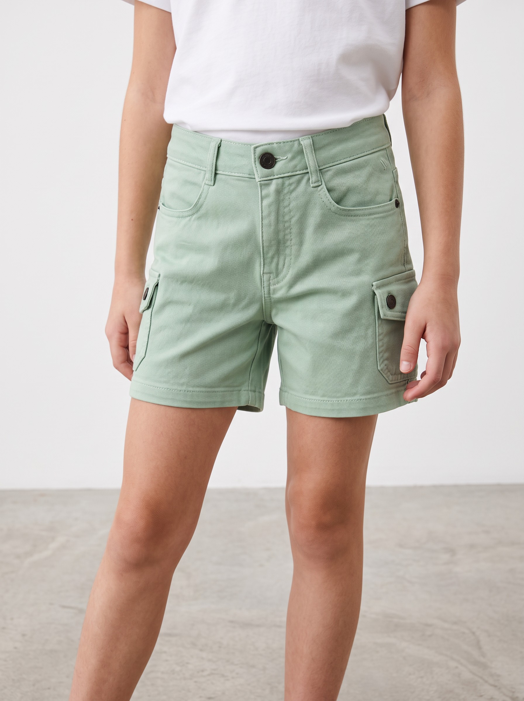 SHTF004_WP_WP (Mannequins IA) Short Fillette Cargo en Twill – Poches à Rabat – Image 1